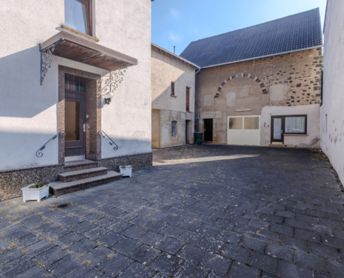 seitliche Ansicht Vorderhaus, Hof und Scheune