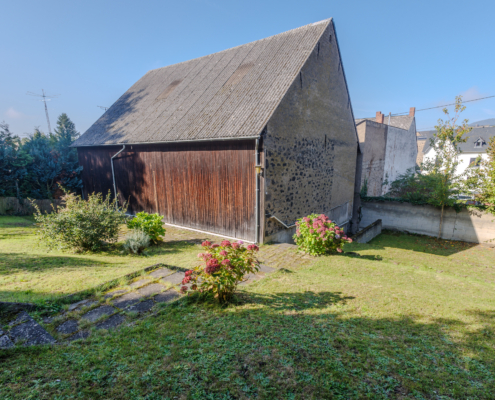 seitlicher Blick auf Garten und Scheune