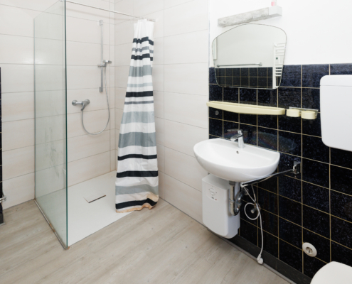 teilmodernisiertes Duschbad im OG