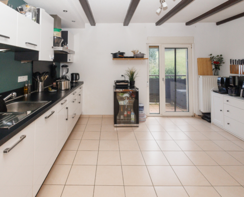 helle Wohnküche mit Balkonzugang OG