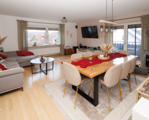 helles Wohnzimmer mit Balkon OG