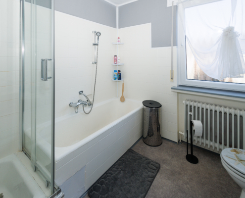 Tageslichtbad mit Wanne und Dusche